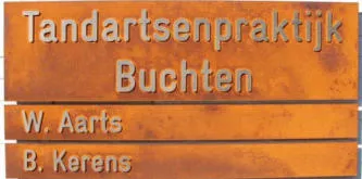 Naambord Tandartsenpraktijk Buchten, W. Aarts en B. Kerens